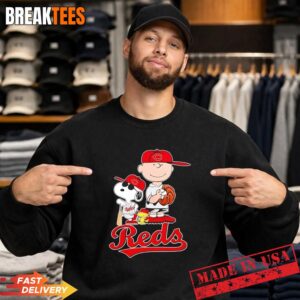 Peanuts characters x Cincinnati Reds Baseball MLB 2026 cartoon Sweatshirt.jpg