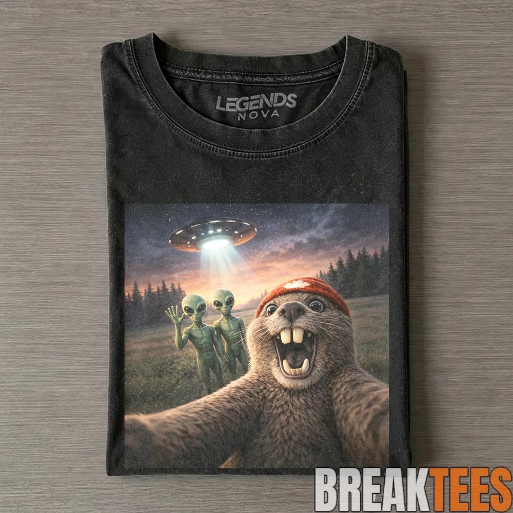 Beaver Selfie Encounter – Sasquatch Sighting T-Shirt Beaver Selfie Encounter – Sasquatch Sighting T-Shirt